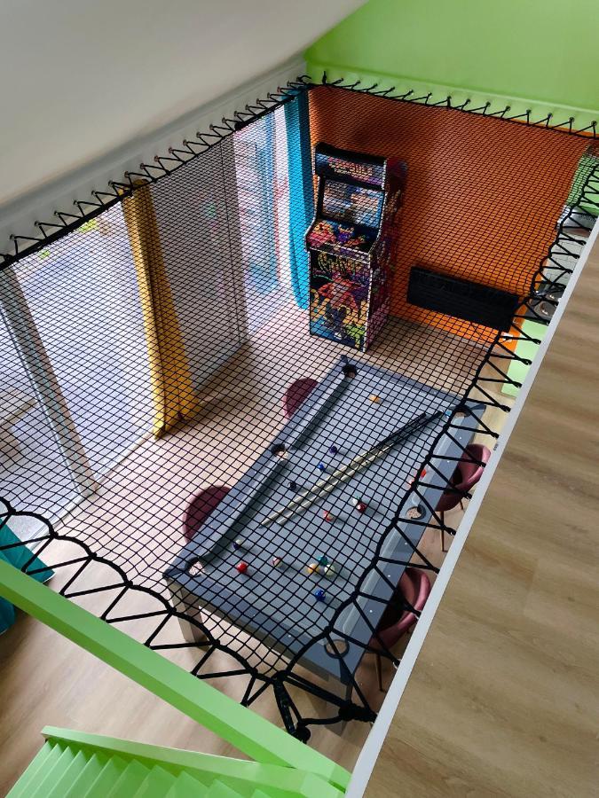 Capsule Forever Young - Jacuzzi - Sauna - Billard - Arcade De Jeux - Netflix & Home Cinema - Ping Pong Hastiere-par-dela Exteriör bild