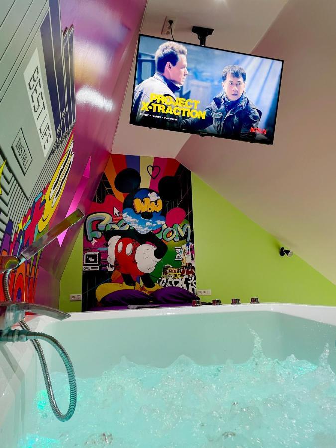 Capsule Forever Young - Jacuzzi - Sauna - Billard - Arcade De Jeux - Netflix & Home Cinema - Ping Pong Hastiere-par-dela Exteriör bild