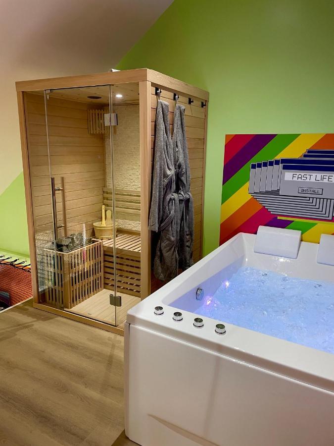 Capsule Forever Young - Jacuzzi - Sauna - Billard - Arcade De Jeux - Netflix & Home Cinema - Ping Pong Hastiere-par-dela Exteriör bild