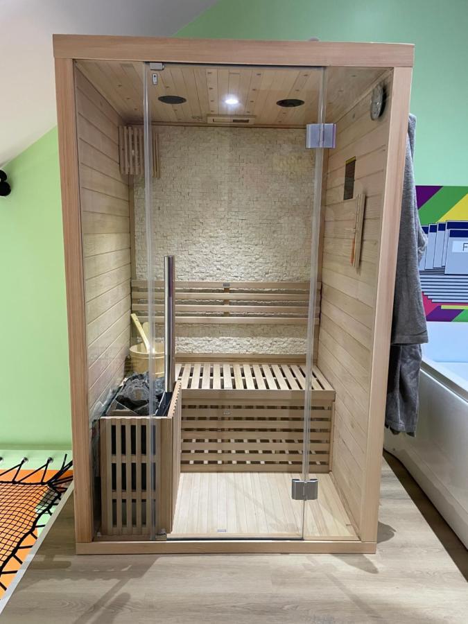 Capsule Forever Young - Jacuzzi - Sauna - Billard - Arcade De Jeux - Netflix & Home Cinema - Ping Pong Hastiere-par-dela Exteriör bild