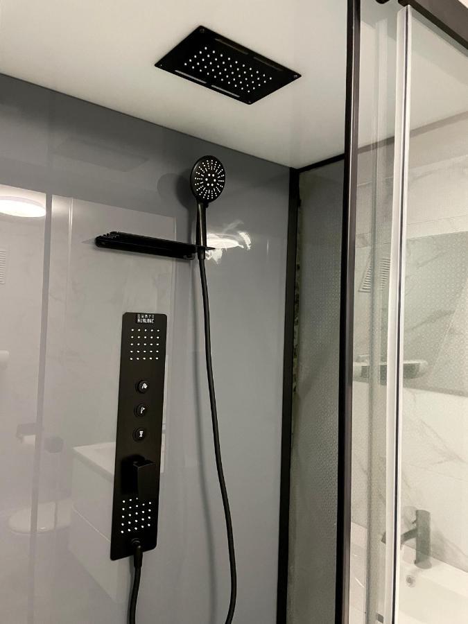 Capsule Forever Young - Jacuzzi - Sauna - Billard - Arcade De Jeux - Netflix & Home Cinema - Ping Pong Hastiere-par-dela Exteriör bild